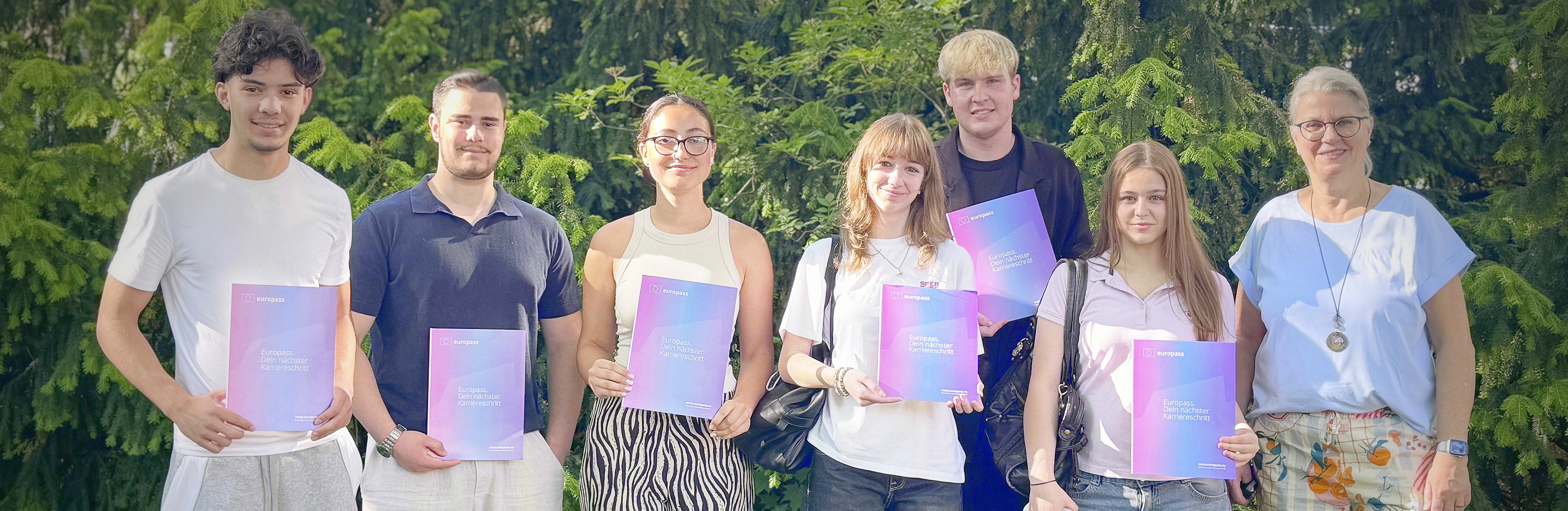 Schüler*innen des Wirtschaftsgymnasiums erhalten ihre Europässe